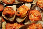Запечени миди с домати и чесън