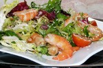 Салата от скариди, яйца и сладки пиперки