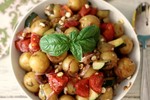 Салата с пресни картофи, домати и сардини