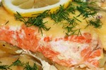 Сьомга запечена с картофи и сметанов сос
