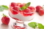 Какво можете да направите с ягоди: лек десерт за цялото семейство