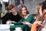 Красивата жена е мила, умна и с чувство за хумор